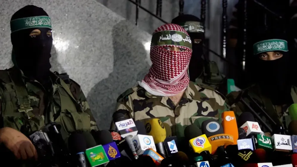 el-vocero-de-hamas-abu-obeida-en-el-centro-de-la-imagen-foto-efe-3J3IBNT7NNFCXOO7H3CL33JIHI