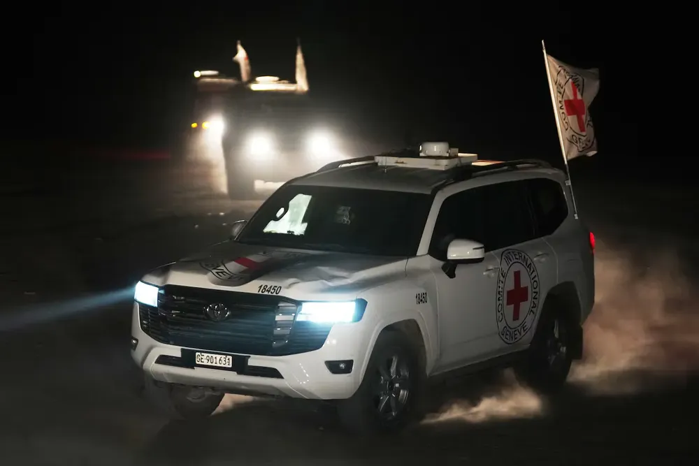 vehiculos-de-la-cruz-roja-con-los-restos-de-personas-al-parecer-rehenes-secuestrados-por-hamas-van-hacia-la-frontera-con-israel-en-deir-al-balah-franja-de-gaza-foto-apjehad-alshrafi-C5I2C6UYKDAWJV5DBY