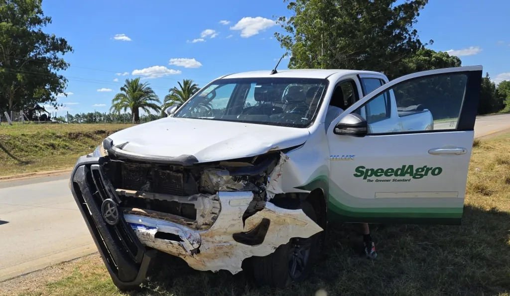 camioneta-choco-un-auto-en-la-ruta-14