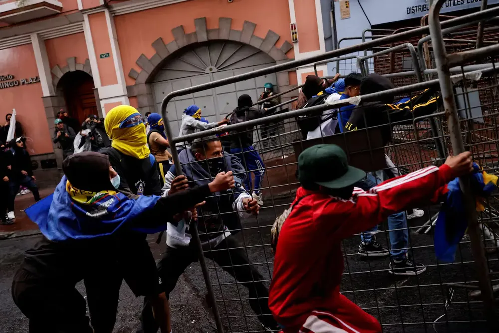 manifestantes-se-enfrentan-a-la-policia-foto-reuterskaren-toro-4FD4MKQM7JV27VJ5CC5SDIWUSY