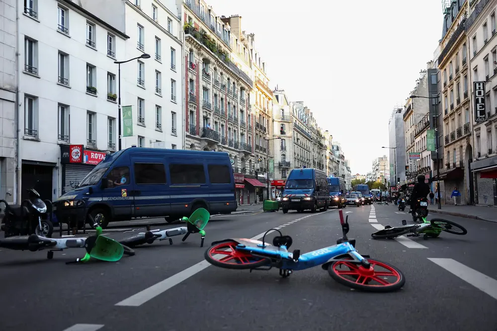 como-parte-de-la-protesta-los-manifestantes-dejaron-bicicletas-atravesadas-en-las-vias-foto-reutersabdul-saboor-HNZPPSLAD6DJ3U5F5DZU6XLLUI
