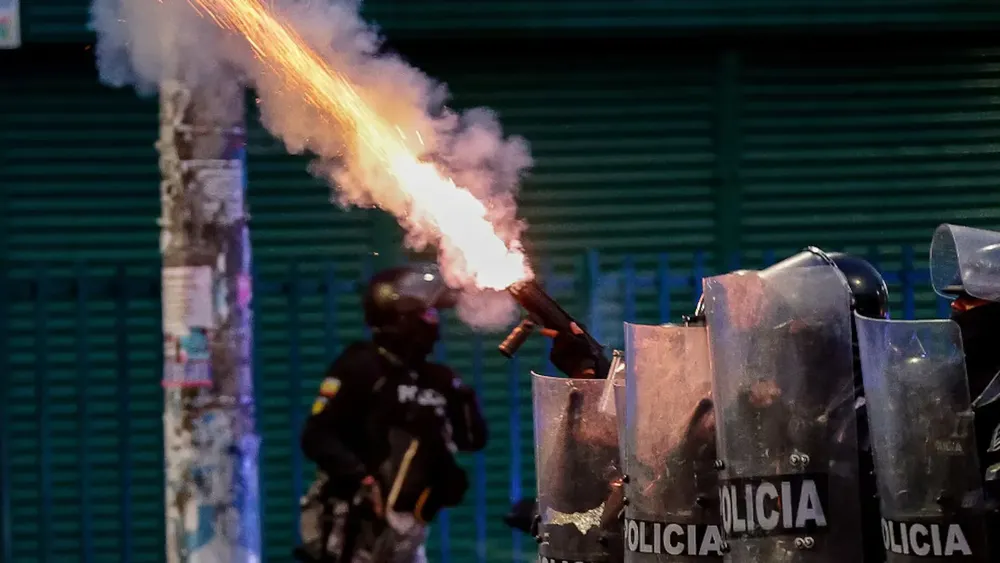 policias-se-enfrentan-con-manifestantes-durante-una-protesta-contra-el-presidente-de-ecuador-daniel-noboa-foto-efe-jose-jacome-IZ36J6OW3FGLDARP67RVDVWNHQ