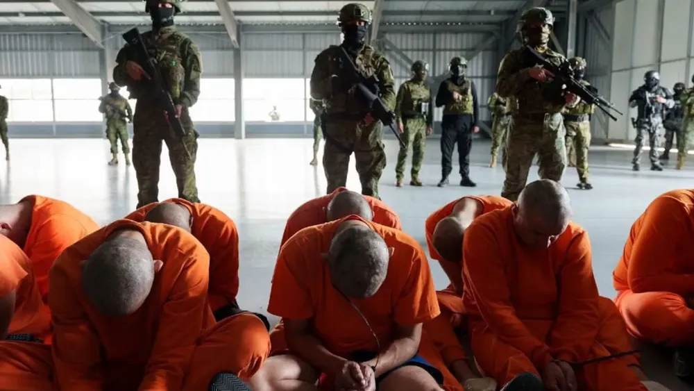 fotografia-tomada-de-la-cuenta-en-x-danielnoboaok-del-presidente-de-ecuador-daniel-noboa-muetras-a-un-grupo-de-presos-durante-su-traslado-a-una-nueva-prision-foto-efe-ITXYI36ZBJHNRC25K36WSC3JFU