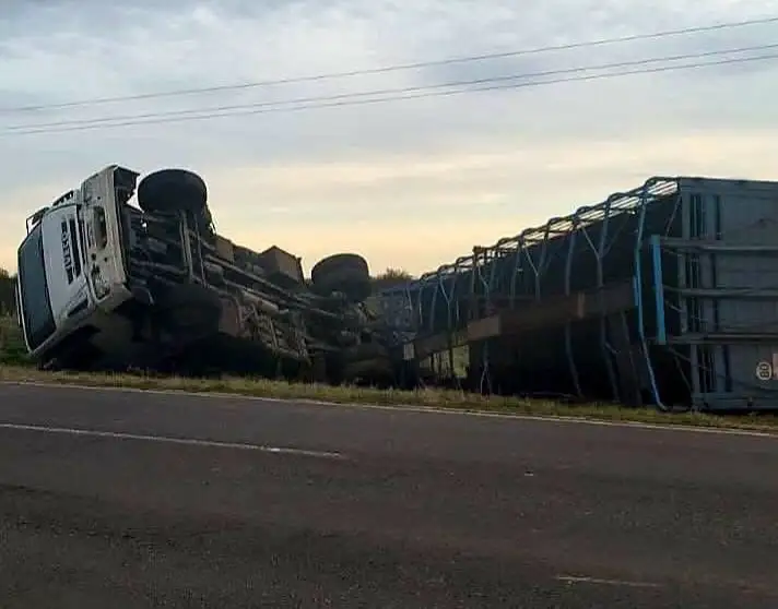 Camion-volcado-en-la-ruta-11