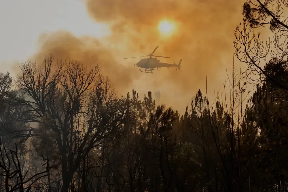 un-helicoptero-lanza-agua-sobre-un-incendio-forestal-en-larouco-espana-el-miercoles-13-de-agosto-de-