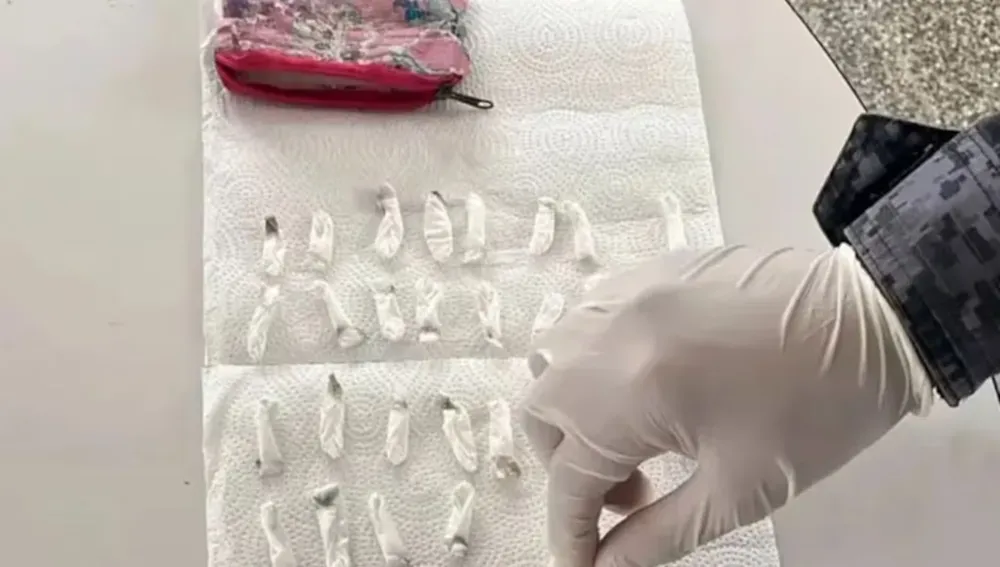 un-nino-2-anos-jugaba-un-jardin-un-monedero-que-tenia-71-envoltorios-cocaina-eran-su-mama (1)