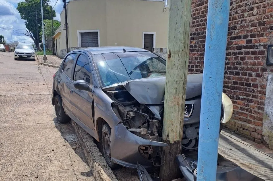 auto-choco-contra-un-poste-en-Concordia-e1768598091242