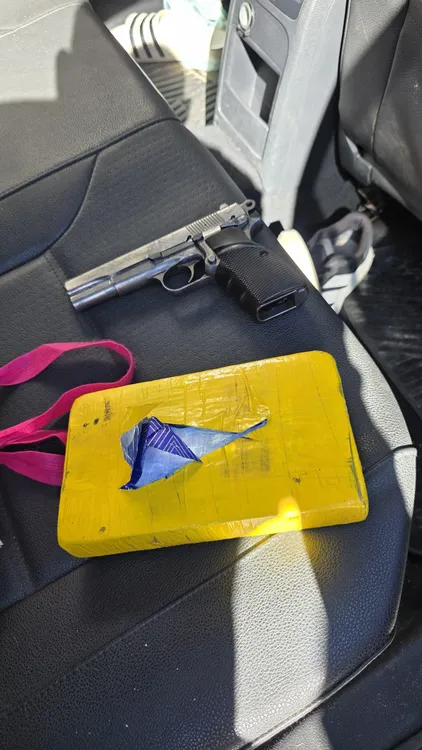 pistola en auto y drogas